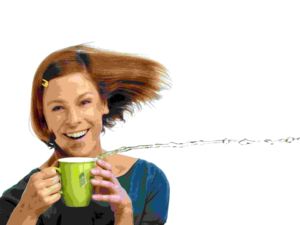 Inka Meyer, deren Haare scheinbar vom Wind verweht werden und die eine Tasse hält, aus der waagerecht Tee ausläuft; Foto (c) S. Büttner