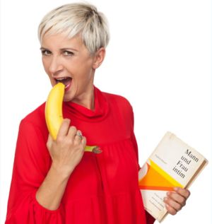 Tatjana Meissner beisst in eine Banane und hält das Buch "Mann und Frau intim" in der Hand; (c) Robert Lehmann