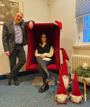 Mary-Ann Kotala-Lehmann und Dr. Tilmann Wesolowski mit dem Audiosessel, © Barlachstadt Güstrow