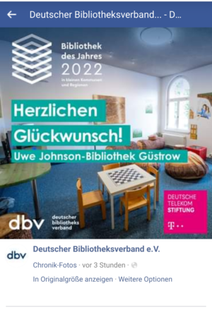 Post der Facebookseite des Deutschen Bibliotheksverbandes mit dem Glückwunsch an die Uwe Johnson-Bibliothek mit einem Bild aus der LeseWerkStatt der Bibliothek als Hintergrund; Foto: C. Sternhagen