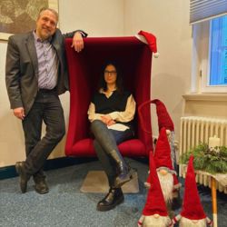 Mary-Ann Kotala-Lehmann und Dr. Tilmann Wesolowski mit dem Audiosessel, © Barlachstadt Güstrow